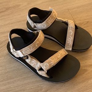 ✨SOLD✨ Teva universal trail
